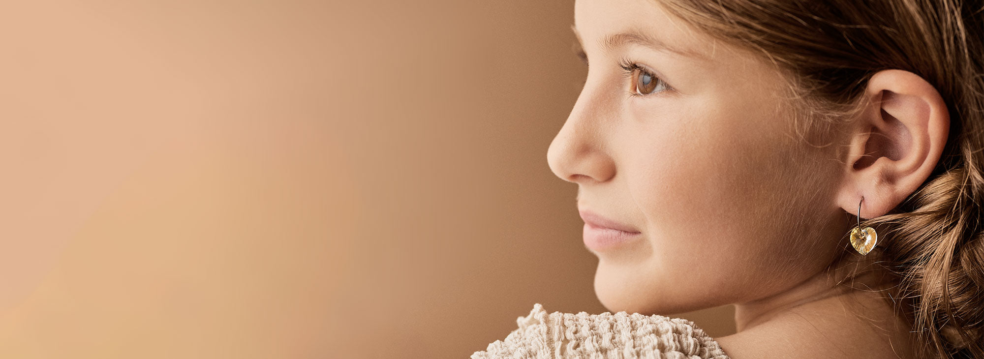 Meisje met titanium oorringe met crystal hartje