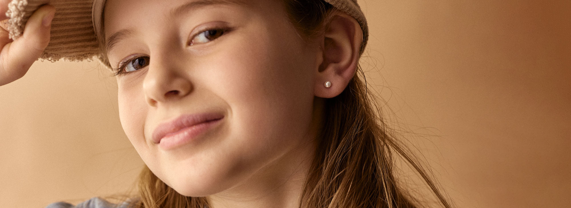 Een stoere meid met hypoallergene oorbellen van het Zweedse merk Blomdahl