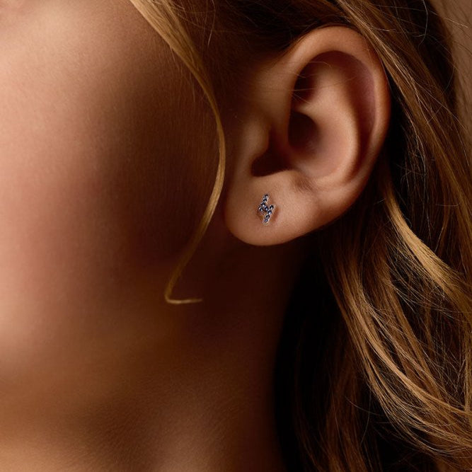 Blomdahl medical plastic oorbellen bliksem saffier blauw – 8 mm - Staartjes en Strikjes