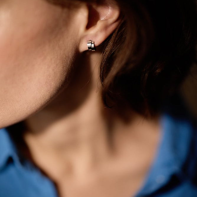 Blomdahl titanium boogoorbellen zilverkleurig split – 10 mm - Staartjes en Strikjes