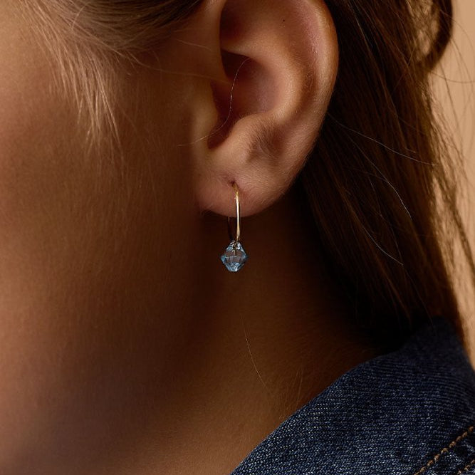 Blomdahl titanium goudkleurige oorringen met aquablauw kristal – 14 mm