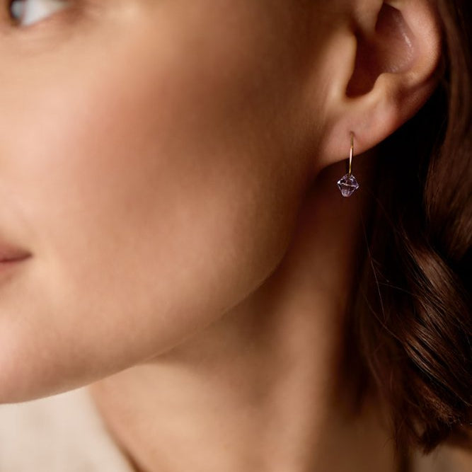 Blomdahl titanium goudkleurige oorringen met lichtpaars kristal – 14 mm - Staartjes en Strikjes
