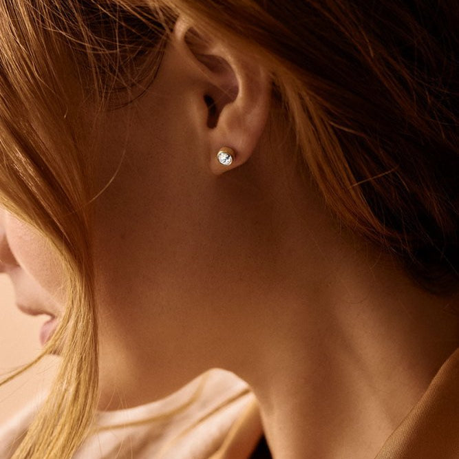 Blomdahl titanium knopoorbellen met crystal – 6 mm