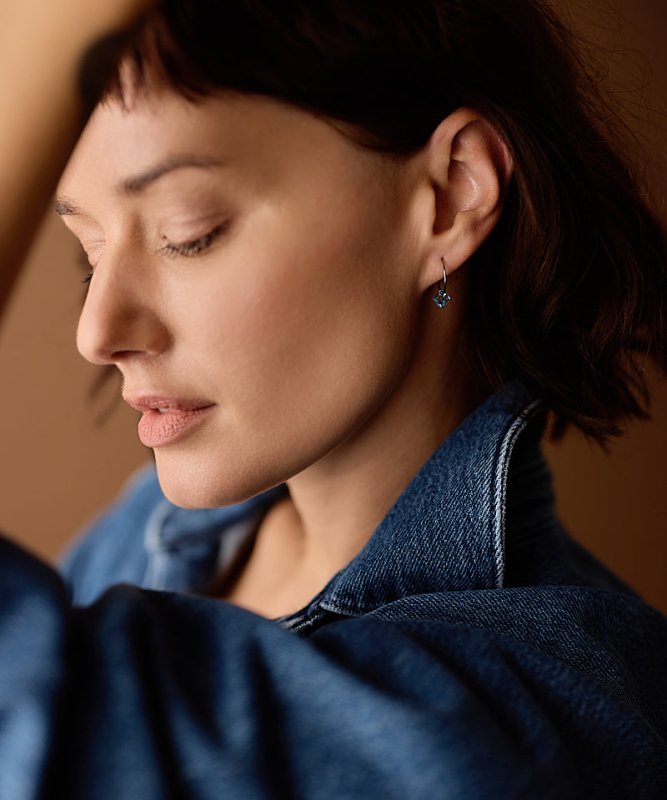 Blomdahl titanium oorringen met aquamarine crystal – 14 mm - Staartjes en Strikjes