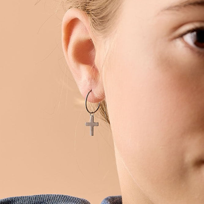 Blomdahl titanium oorringen met kruisje – 14 mm