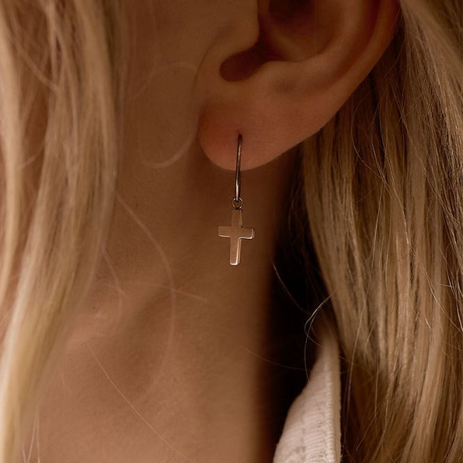 Blomdahl titanium oorringen met kruisje – 14 mm