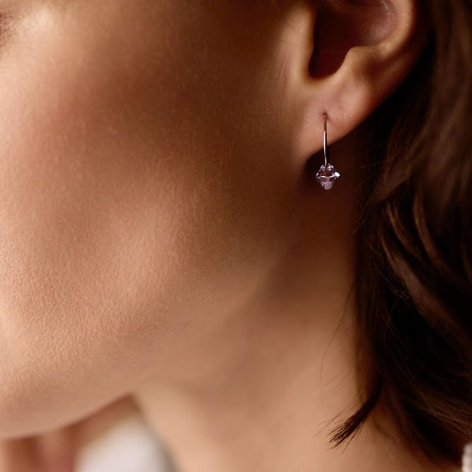 Blomdahl titanium oorringen met lichtpaars crystal – 14 mm - Staartjes en Strikjes
