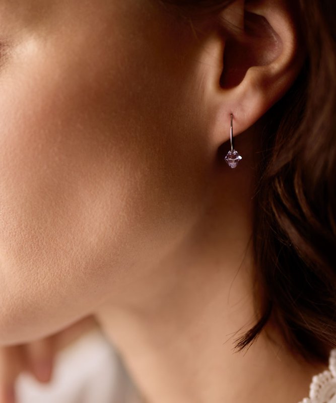 Blomdahl titanium oorringen met lichtpaars crystal – 14 mm - Staartjes en Strikjes