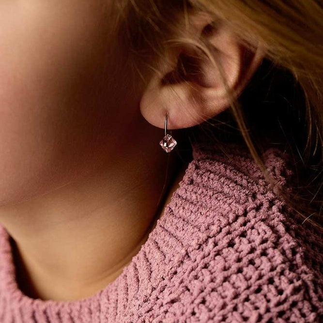 Blomdahl titanium oorringen met lichtroze crystal – 12 mm - Staartjes en Strikjes