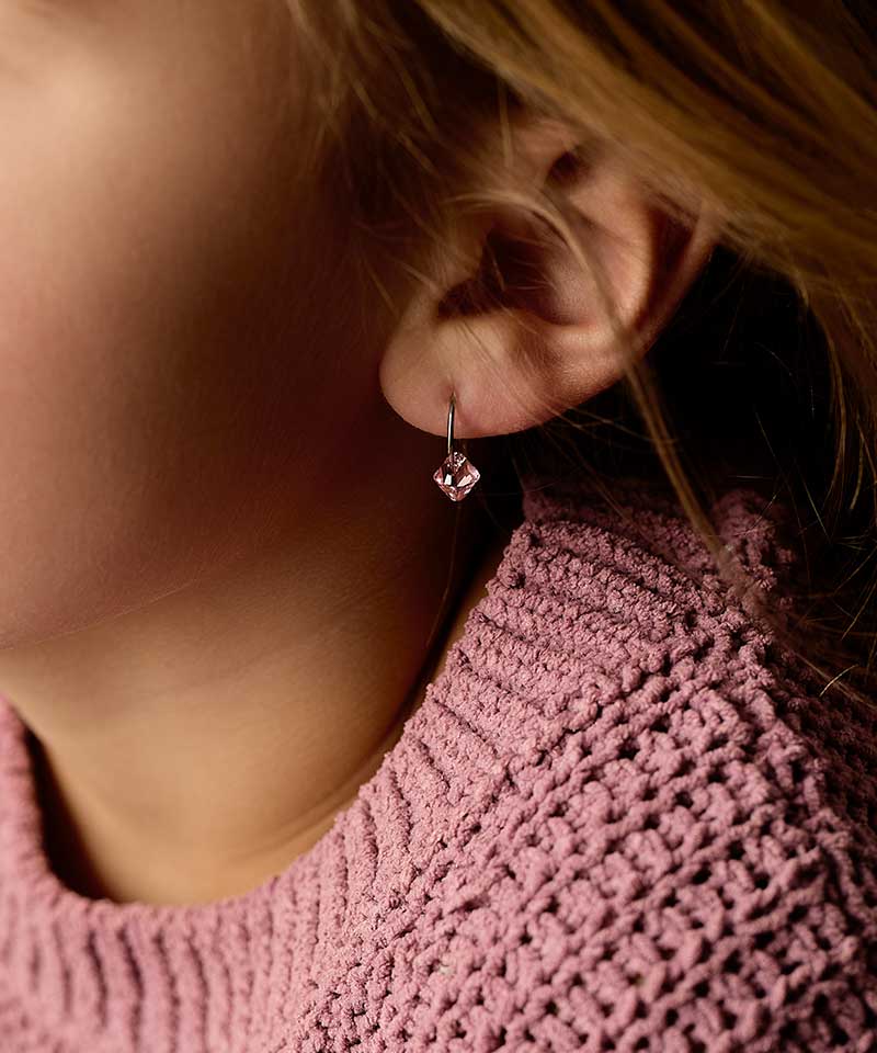 Blomdahl titanium oorringen met lichtroze crystal – 12 mm