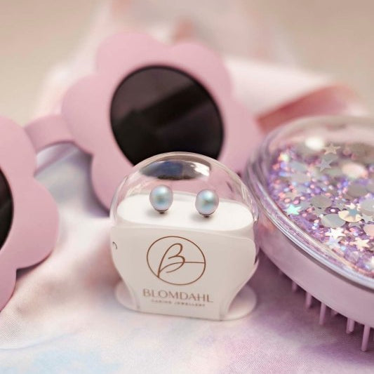 Blomdahl titanium pareloorbellen rainbow shimmer – 6 mm - Staartjes en Strikjes