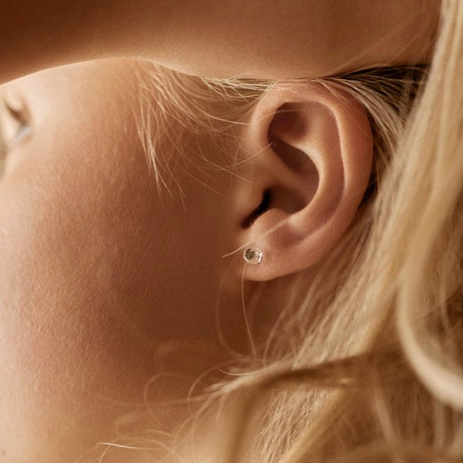 Oorbellen Blomdahl huidvriendelijk knopje black diamond (incl. achterkantjes) - Staartjes en Strikjes