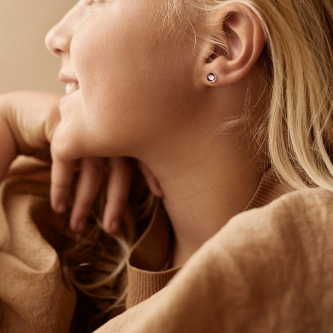 Oorbellen Blomdahl huidvriendelijk knopje lilac 6 mm. (incl. achterkantjes) - Staartjes en Strikjes