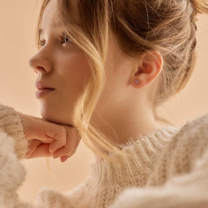 Oorbellen Blomdahl medical plastic klavertje licht paars (incl. achterkantjes) - Staartjes en Strikjes