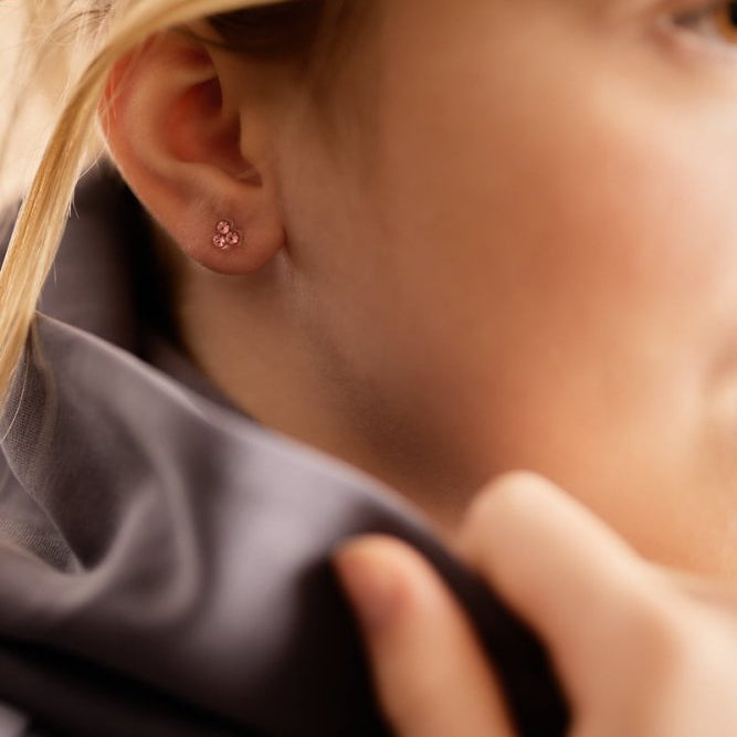 Oorbellen Blomdahl medical plastic klavertje licht roze (incl. achterkantjes) - Staartjes en Strikjes