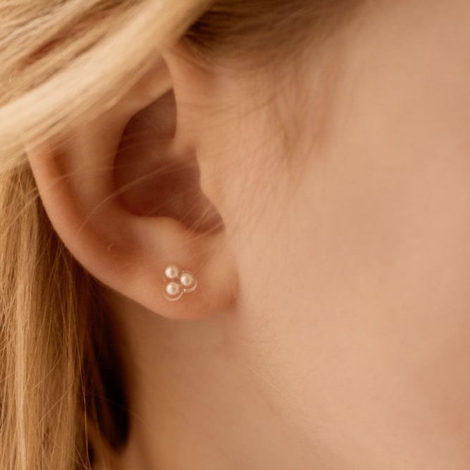 Oorbellen Blomdahl medical plastic klavertje met pareltjes – wit