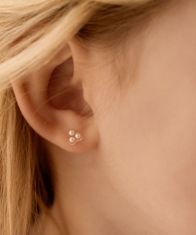 Oorbellen Blomdahl medical plastic klavertje met pareltjes – wit