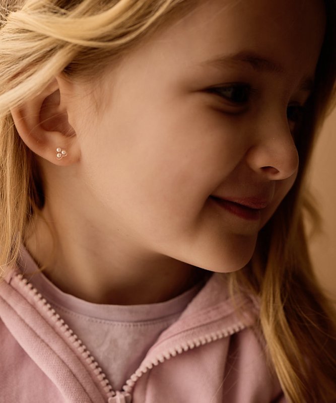 Oorbellen Blomdahl medical plastic klavertje met pareltjes – wit