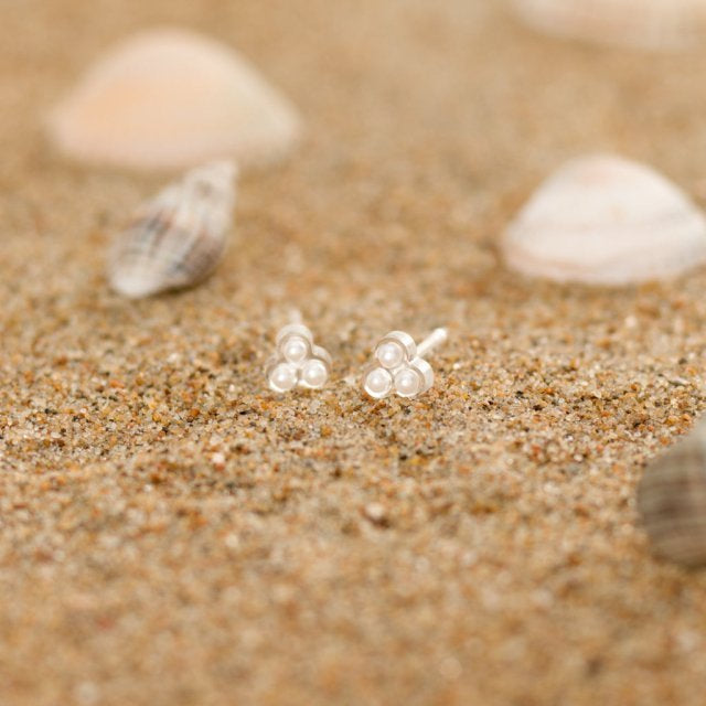 Oorbellen Blomdahl medical plastic klavertje met pareltjes – wit