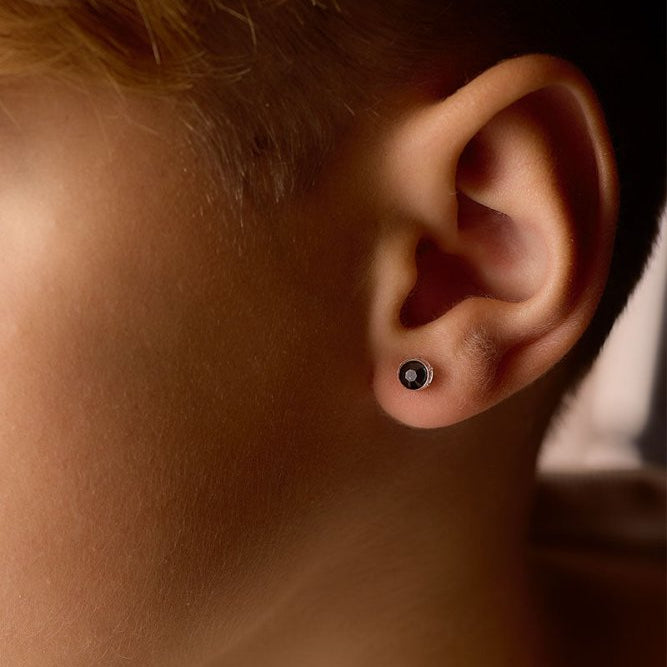 Oorbellen Blomdahl medical plastic knopje zwart 6 mm. - Staartjes en Strikjes