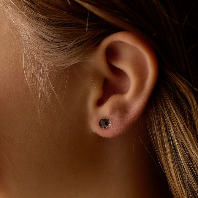 Oorbellen Blomdahl medical plastic knopje zwart 6 mm. - Staartjes en Strikjes