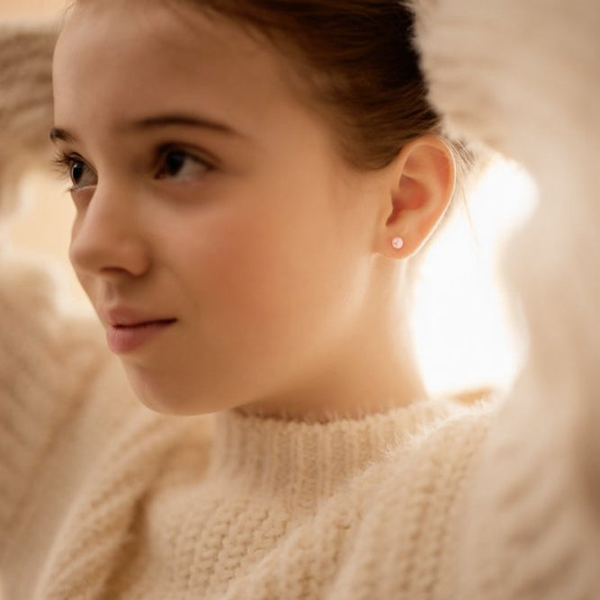 Oorbellen Blomdahl medical plastic met parel knopje licht poeder roze 6 mm. - Staartjes en Strikjes