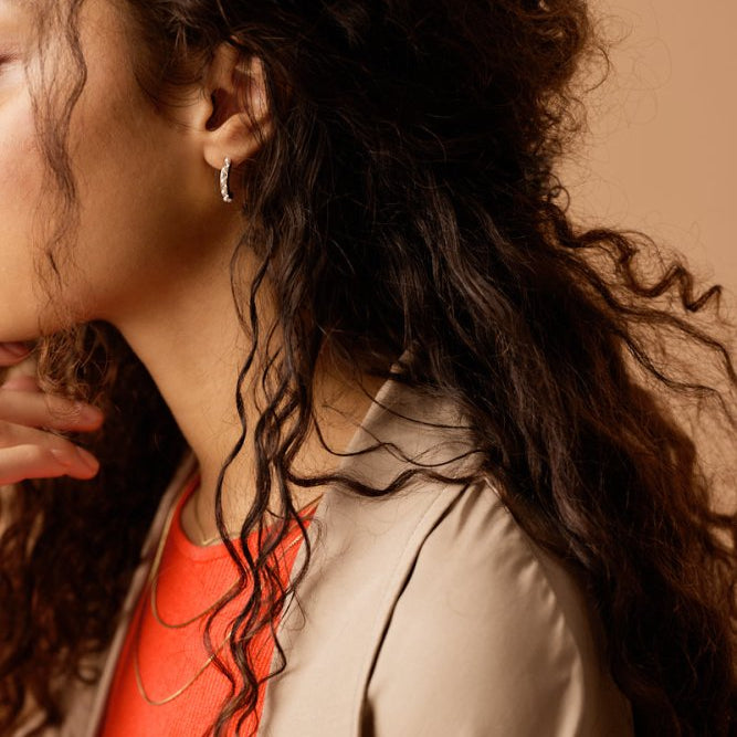 Oorbellen Blomdahl titanium boogje goudkleurig 15 mm. met parel/steentjes (incl. achterkantjes) - Staartjes en Strikjes