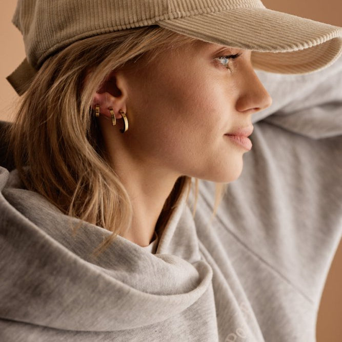 Oorbellen Blomdahl titanium boogje goudkleurig 20 mm. (incl. achterkantjes) - Staartjes en Strikjes