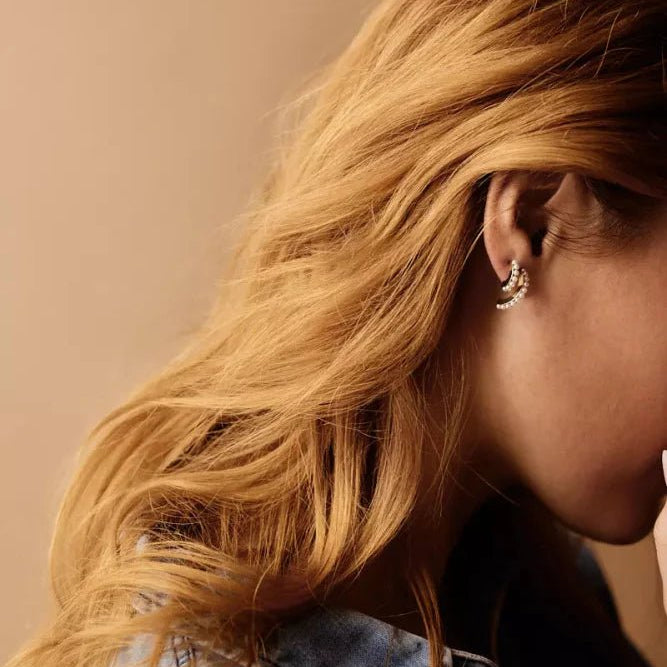 Oorbellen Blomdahl titanium boogje goudkleurig met crystal pearls 15 mm. (incl. achterkantjes)