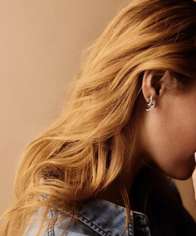 Oorbellen Blomdahl titanium boogje goudkleurig met crystal pearls 15 mm. (incl. achterkantjes)