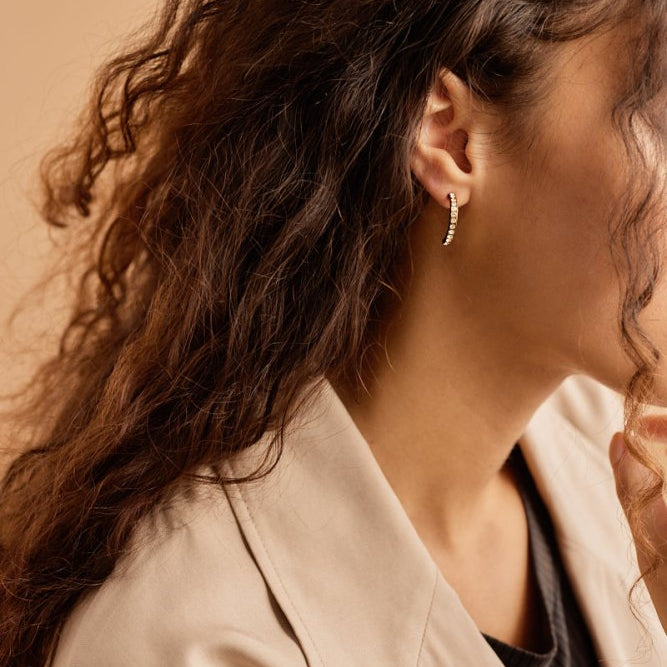 Oorbellen Blomdahl titanium boogje goudkleurig met crystal steentjes 20 mm. (incl. achterkantjes) - Staartjes en Strikjes