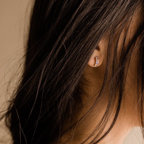 Oorbellen Blomdahl titanium boogje goudkleurig crystal steentjes gekleurd 10 mm (incl. achterkantjes) - Staartjes en Strikjes