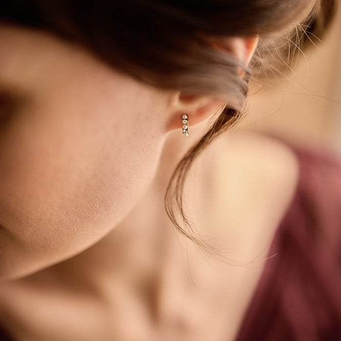 Oorbellen Blomdahl titanium boogje goudkleurig met pareltjes en kristallen – 10 mm