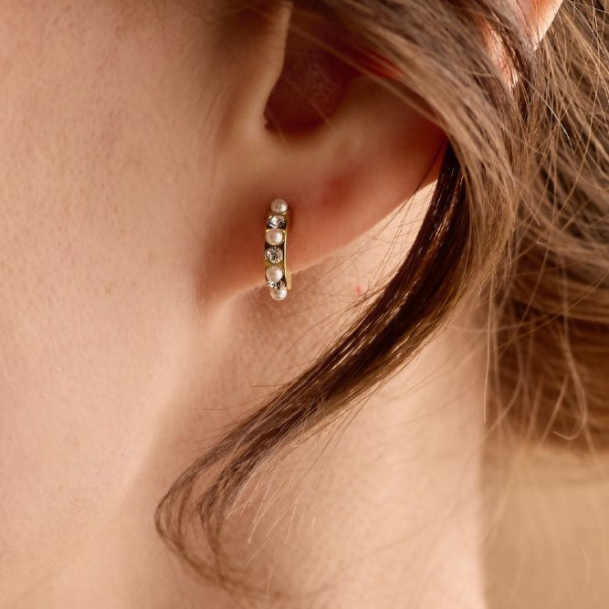Oorbellen Blomdahl titanium boogje goudkleurig met pareltjes en kristallen – 10 mm - Staartjes en Strikjes