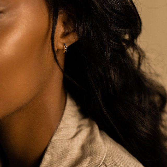 Oorbellen Blomdahl titanium boogje goudkleurig met zwarte kristalletjes 10 mm. (incl. achterkantjes) - Staartjes en Strikjes