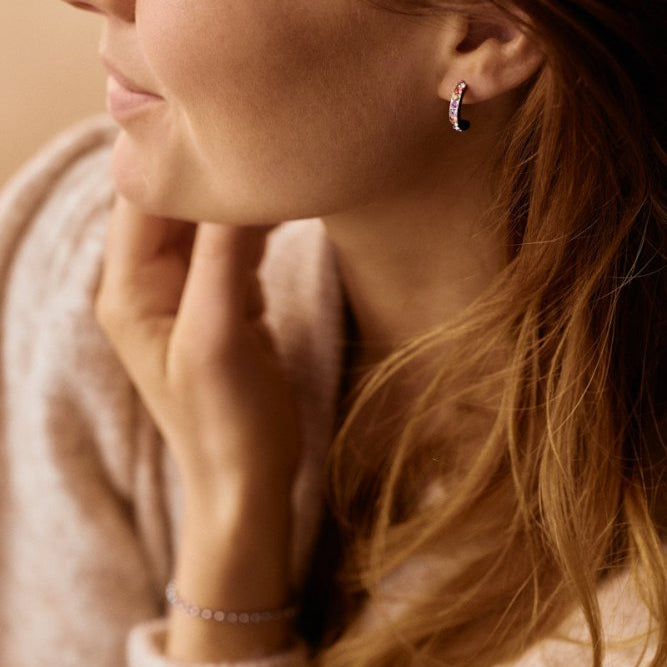 Oorbellen Blomdahl titanium boogje met gekleurde kristalletjes (incl. achterkantjes) - Staartjes en Strikjes