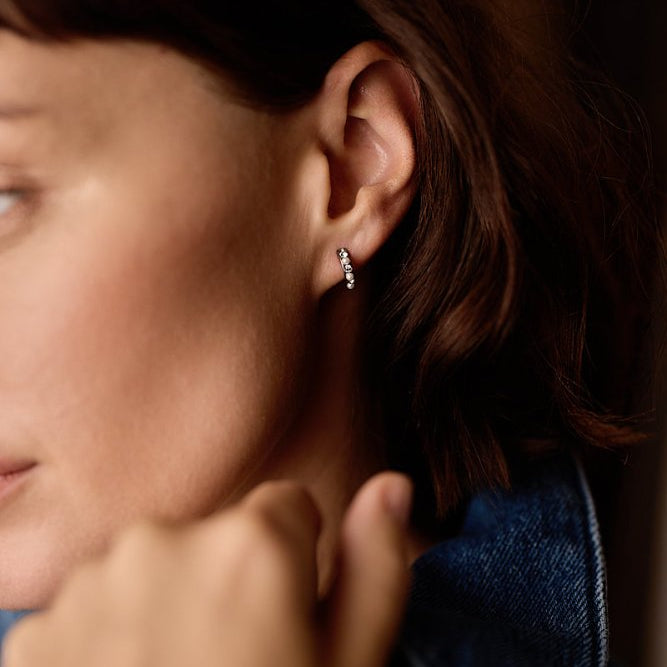 Oorbellen Blomdahl titanium boogje met pareltjes en kristallen – 10 mm - Staartjes en Strikjes