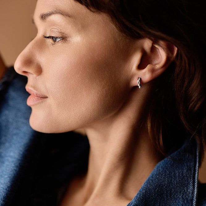 Oorbellen Blomdahl titanium boogje met pareltjes en kristallen – 10 mm - Staartjes en Strikjes