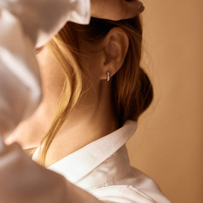 Oorbellen Blomdahl titanium boogje zilverkleurig 10 mm met gekleurde kristalletjes (incl. achterkantjes) - Staartjes en Strikjes