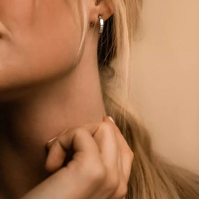 Oorbellen Blomdahl titanium boogje zilverkleurig 15 mm. (incl. achterkantjes) - Staartjes en Strikjes