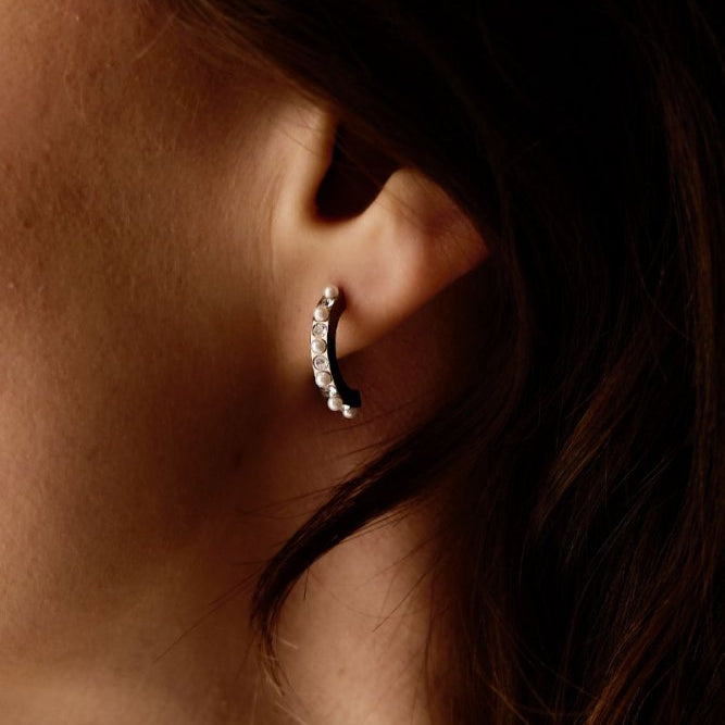 Oorbellen Blomdahl titanium boogjes – 15 mm met pareltjes/kristallen - Staartjes en Strikjes
