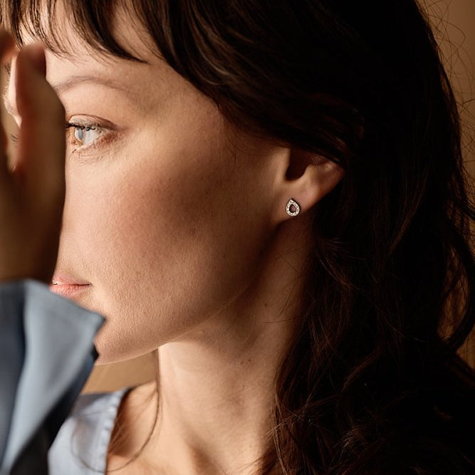 Oorbellen Blomdahl titanium druppelvorm met kristalletjes – 8 mm