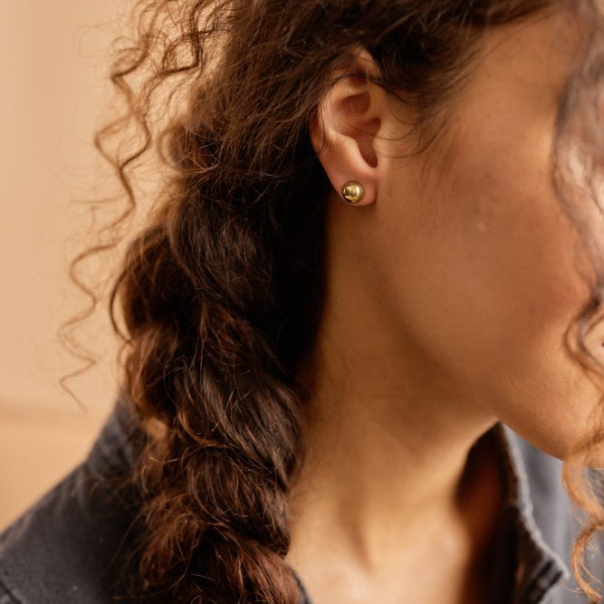 Oorbellen Blomdahl titanium goudkleurig half rondje 8 mm. (incl. achterkantjes) - Staartjes en Strikjes