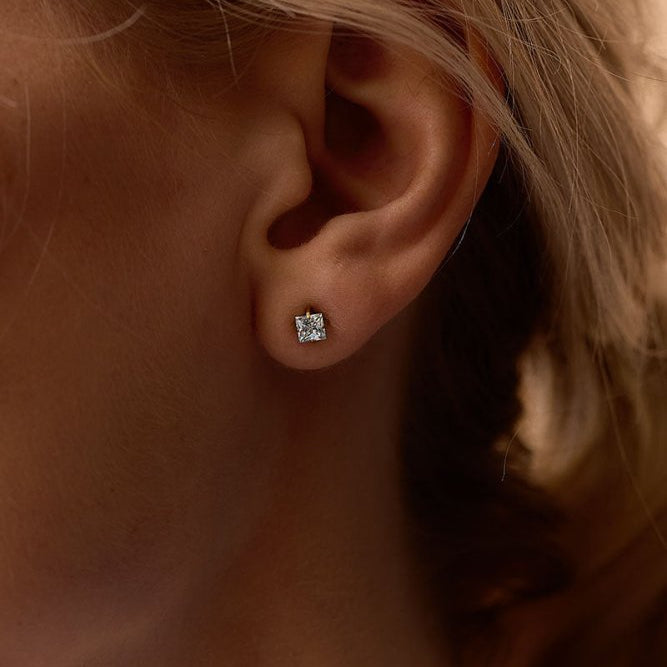 Oorbellen Blomdahl titanium goudkleurig knopje 5 mm. aqua zirconiasteentje