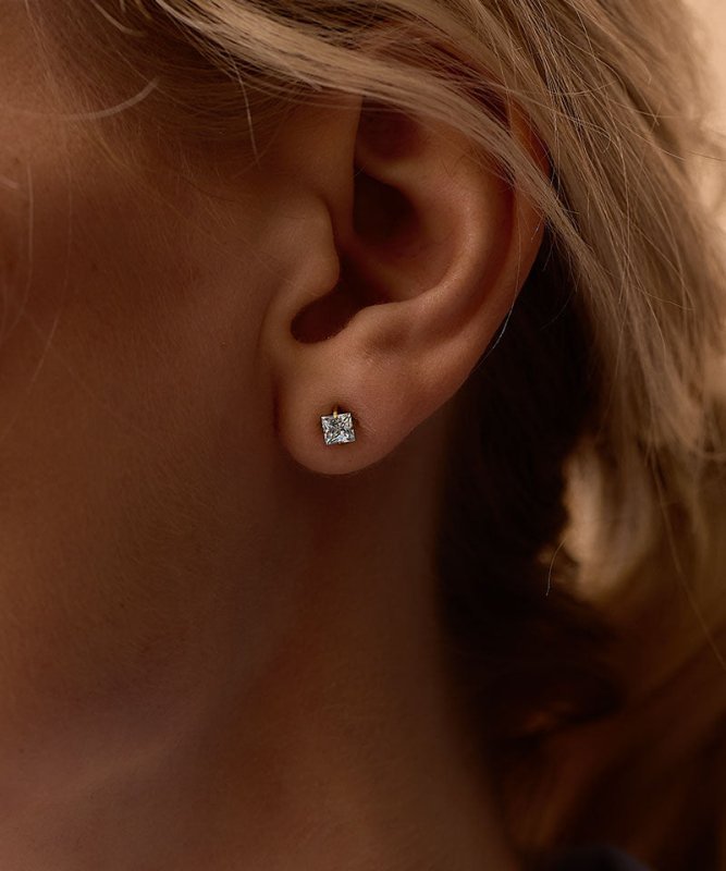 Oorbellen Blomdahl titanium goudkleurig knopje 5 mm. aqua zirconiasteentje