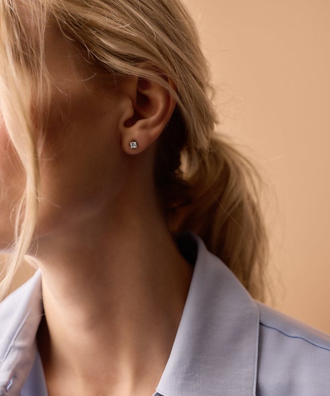 Oorbellen Blomdahl titanium goudkleurig knopje 5 mm. aqua zirconiasteentje