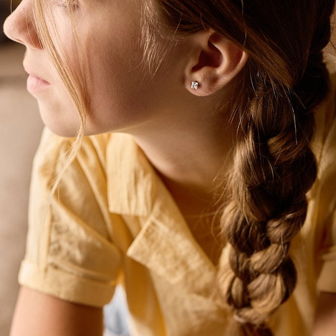 Oorbellen Blomdahl titanium goudkleurig knopje 5 mm. zirconiasteentje