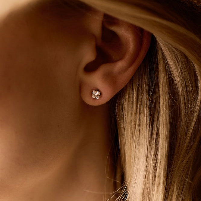 Oorbellen Blomdahl titanium goudkleurig knopje 5 mm. zirconiasteentje - Staartjes en Strikjes