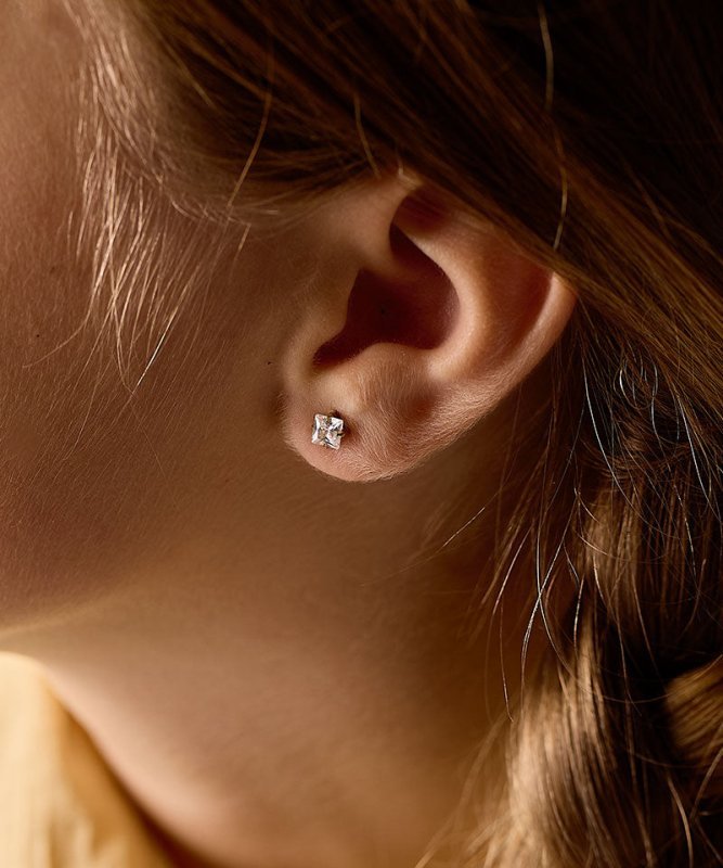 Oorbellen Blomdahl titanium goudkleurig knopje 5 mm. zirconiasteentje