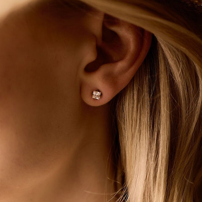 Oorbellen Blomdahl titanium goudkleurig knopje 5 mm. zirconiasteentje